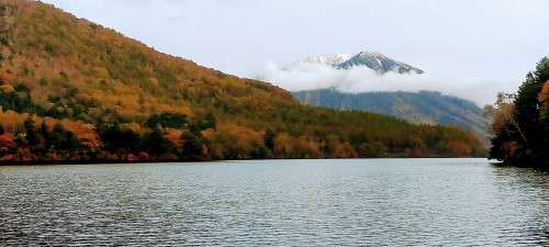 湯ノ湖越しの男体山