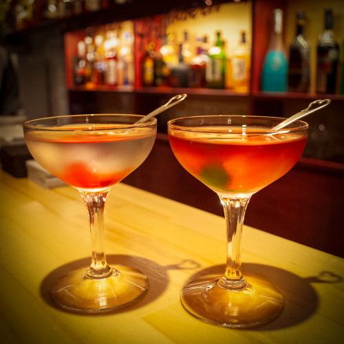 カクテルは、使うお酒や材料によってお値段が変わります。メニューに載っていないもの、オリジナルカクテルなどもお造りできますので、お気軽にスタッフ