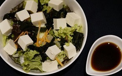 今話題の沖縄焼肉極上牛から人気でおすすめの一品は 海の幸盛り合わせ 豆腐とわかめのあっさりサラダ.jpg