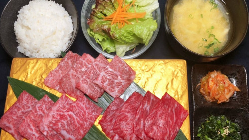 沖縄 焼肉 極上牛 もとぶ牛 ランプ イチボ カルビ 三種盛り定食.JPG