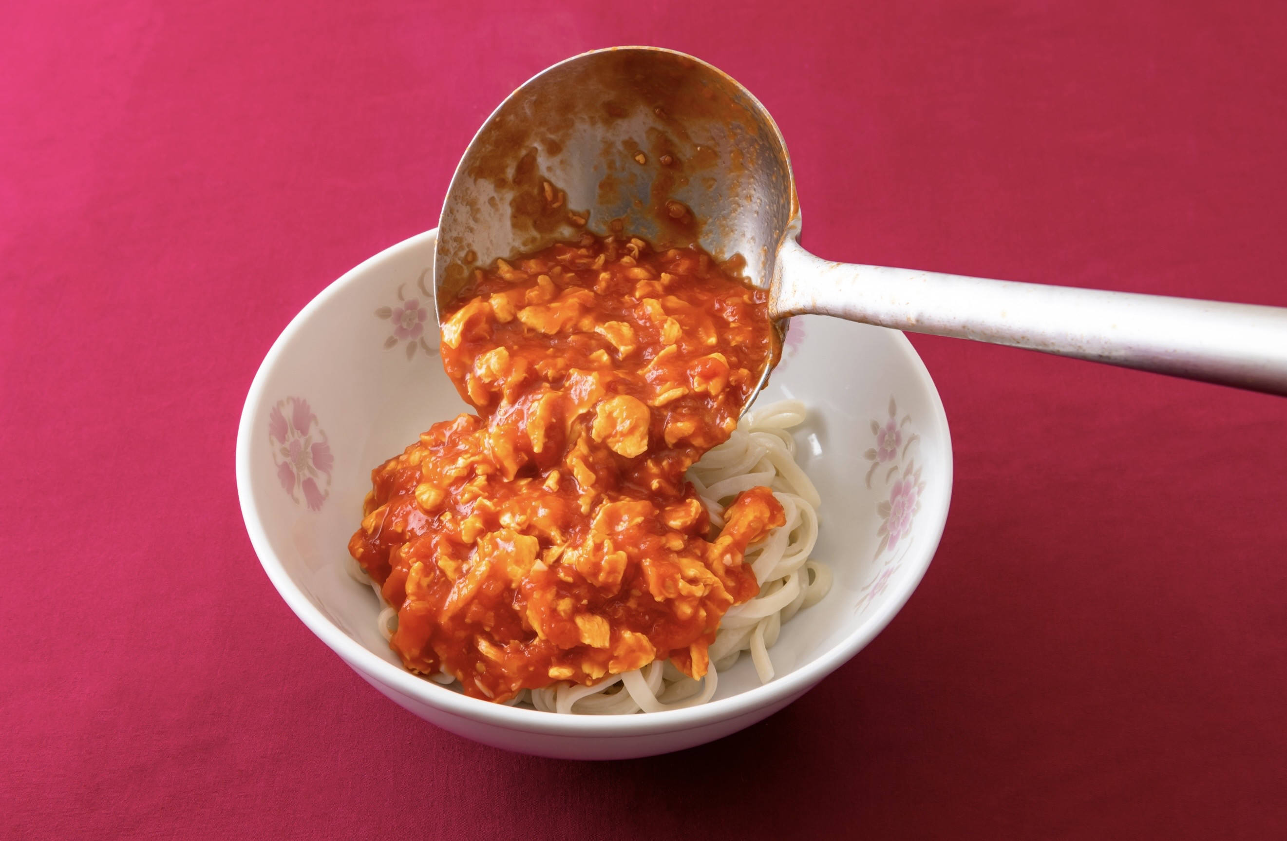 西红柿鸡蛋面　　　　　　　　　　　〈トマト卵の和え麺〉