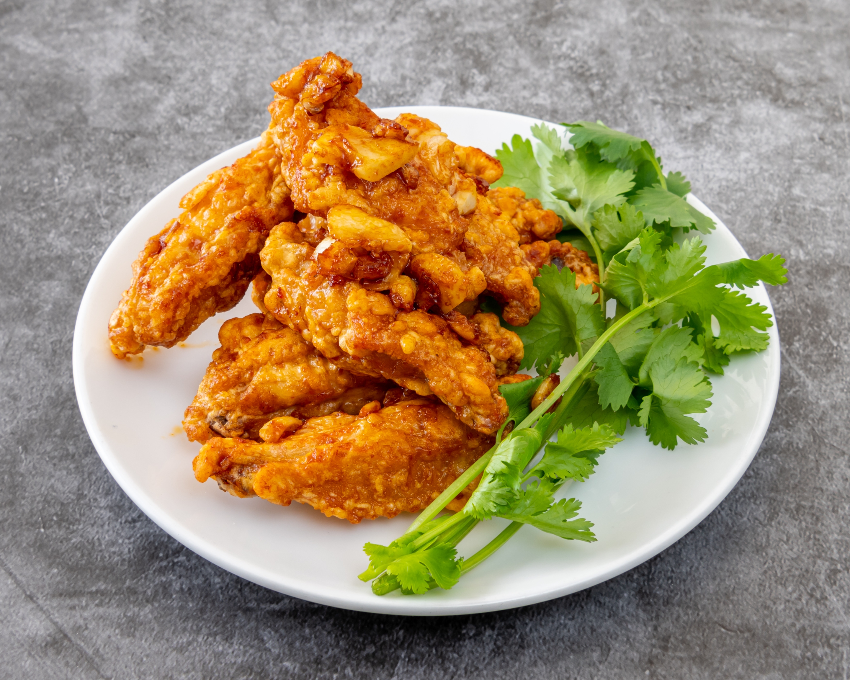 辣味煎鸡翼　　　　　　　　　　　　〈鶏手羽中のピリ辛炒め〉