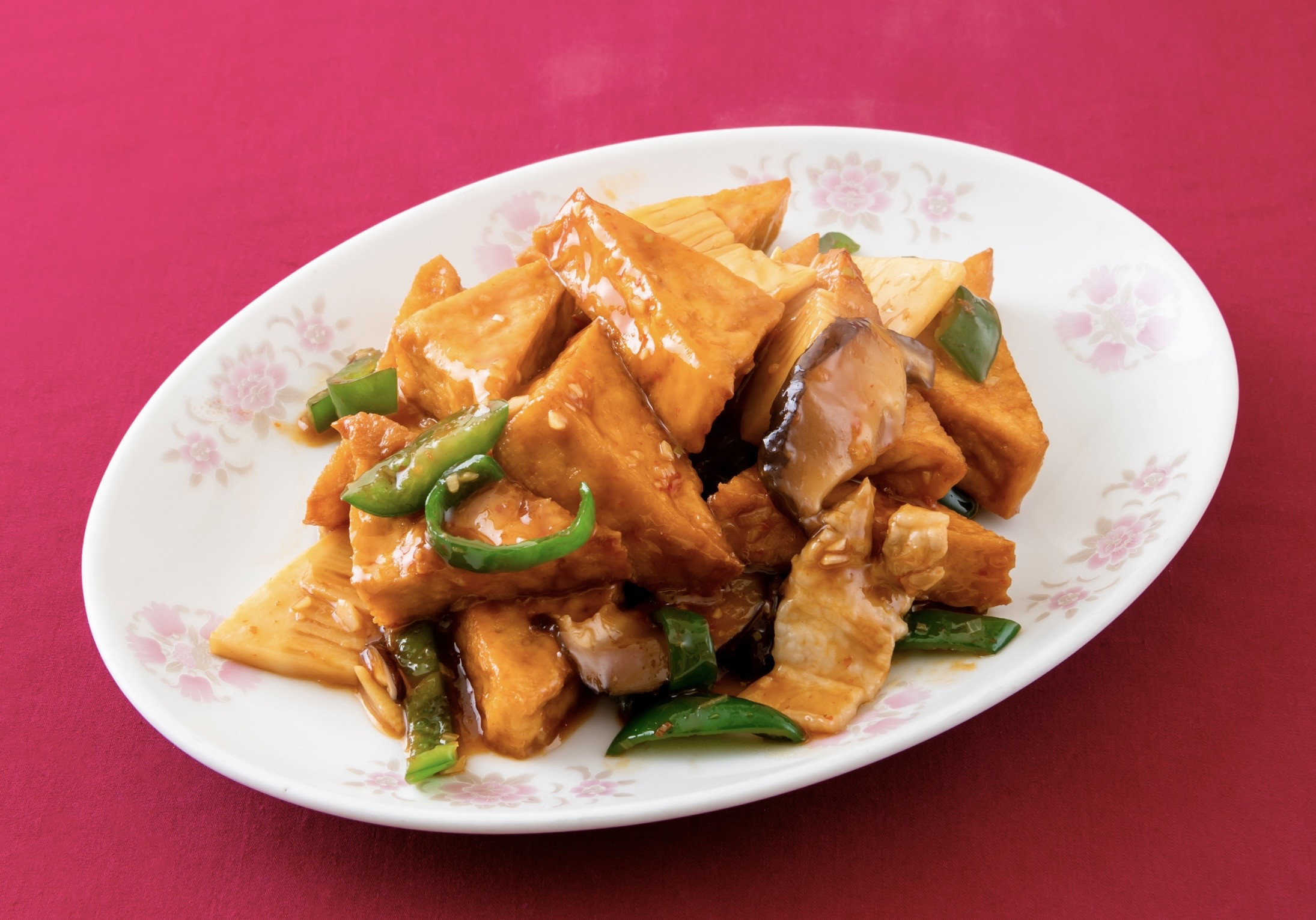 家常豆腐　　　　　　　　　　　　　〈厚揚げ豆腐と野菜の揚げ煮〉