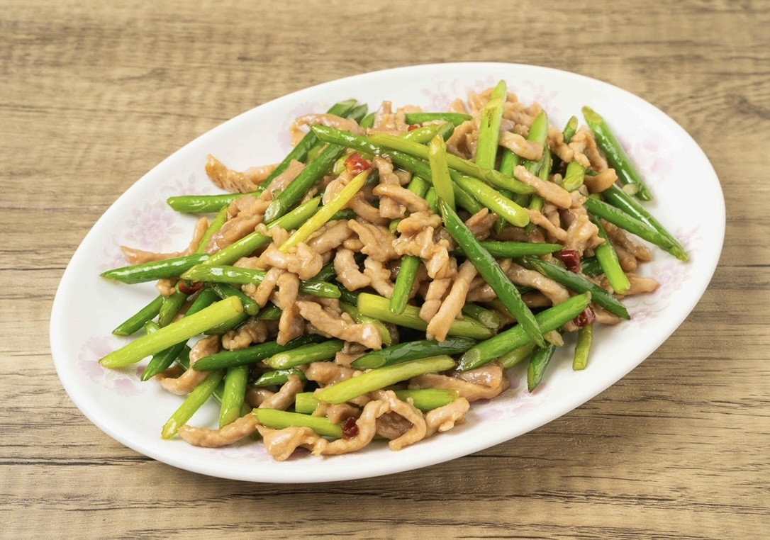 蒜苔肉丝　　　　　　　　　　　　　〈ニンニクの茎と豚肉の細切り炒め〉