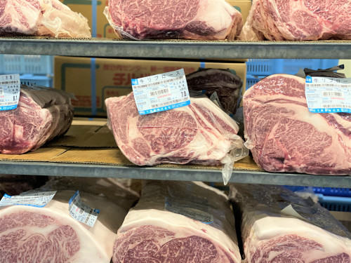 リブロースが棚にたくさん並んでいる