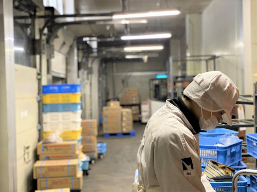 仕分けをする村下商事の従業員