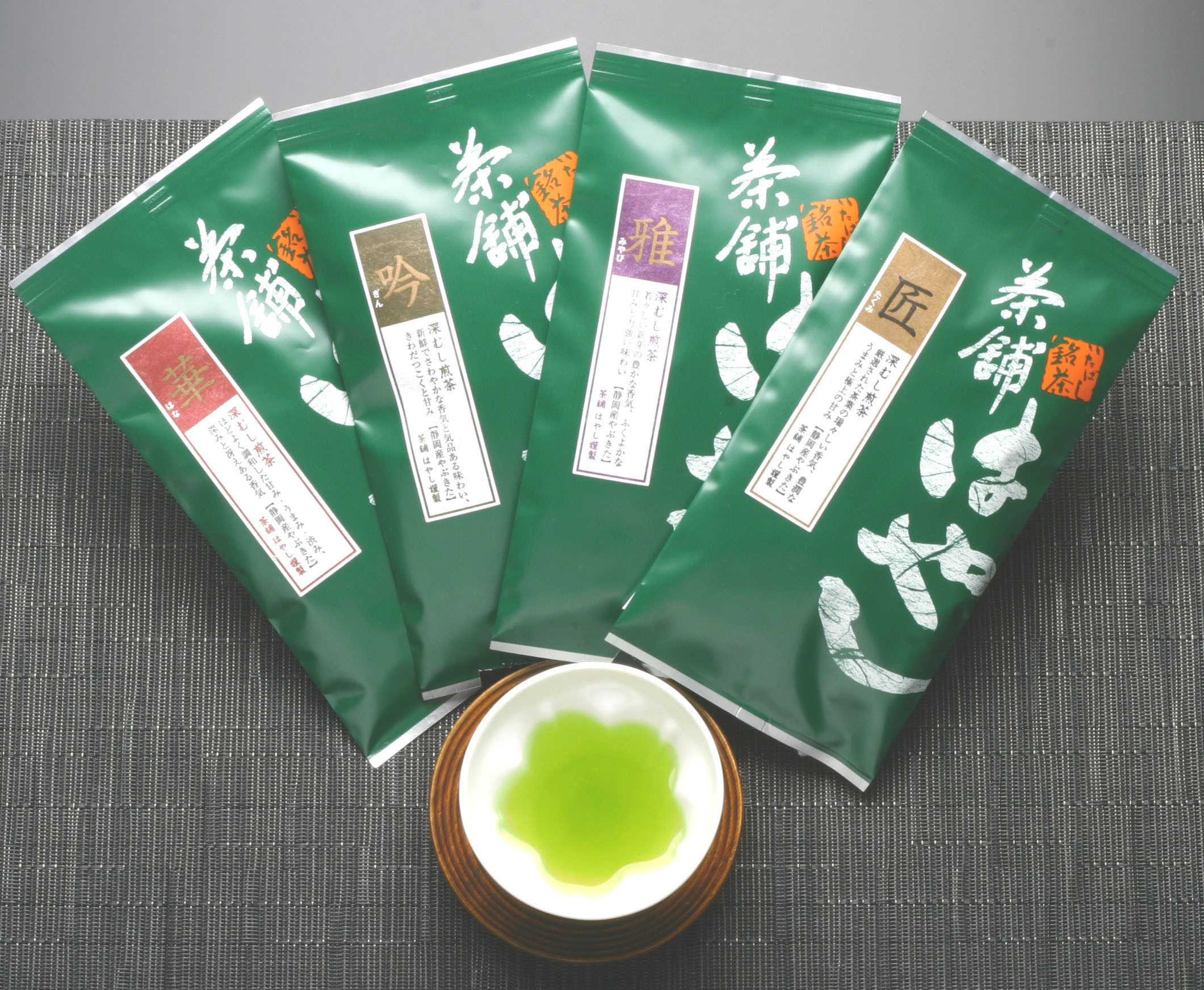 静岡県産の深むし煎茶を中心にさまざまな産地、種類のお茶を取り揃えております。