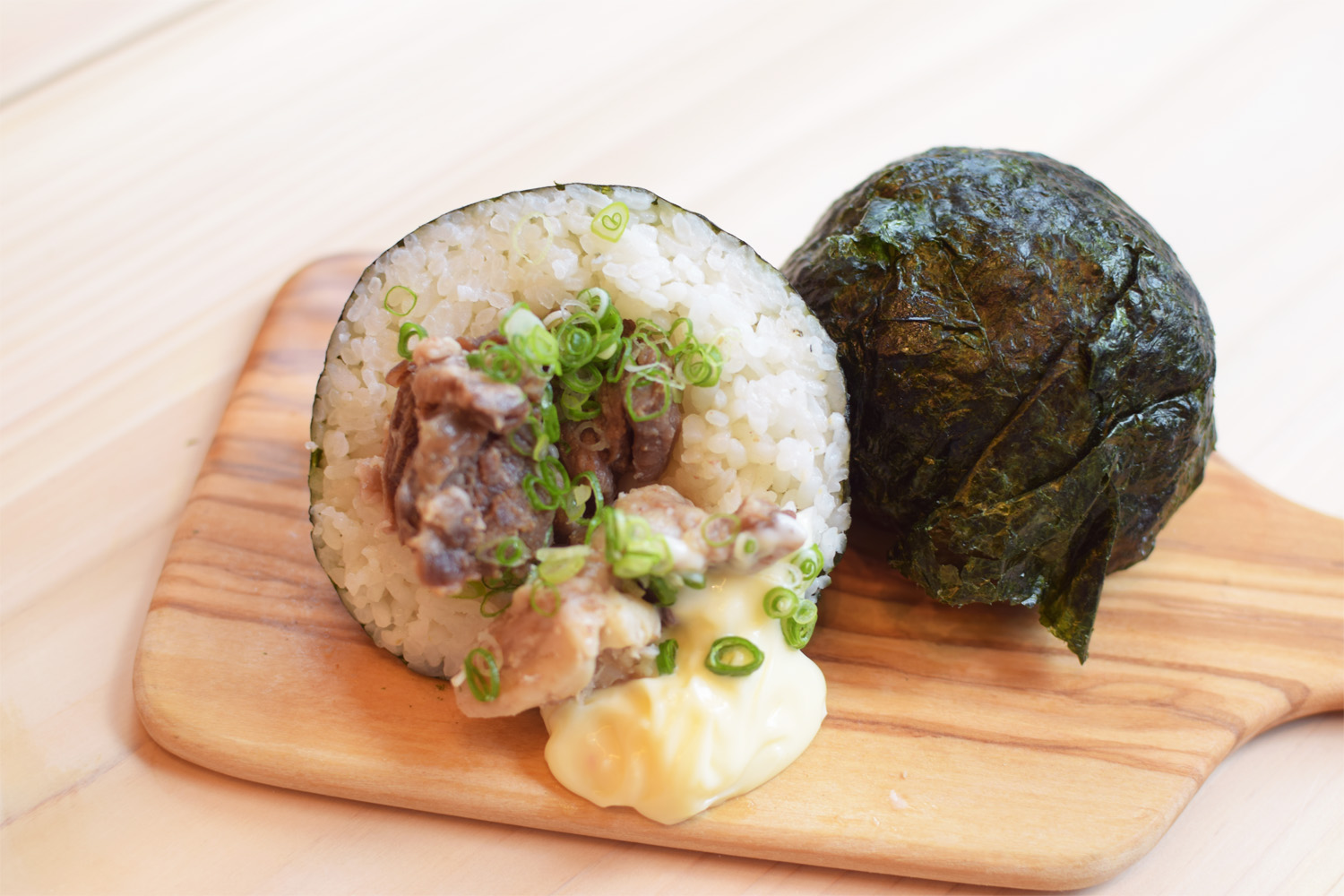 爆弾おにぎりページ 牛すじマヨ爆弾 - おにぎり専門店 FUNFUN