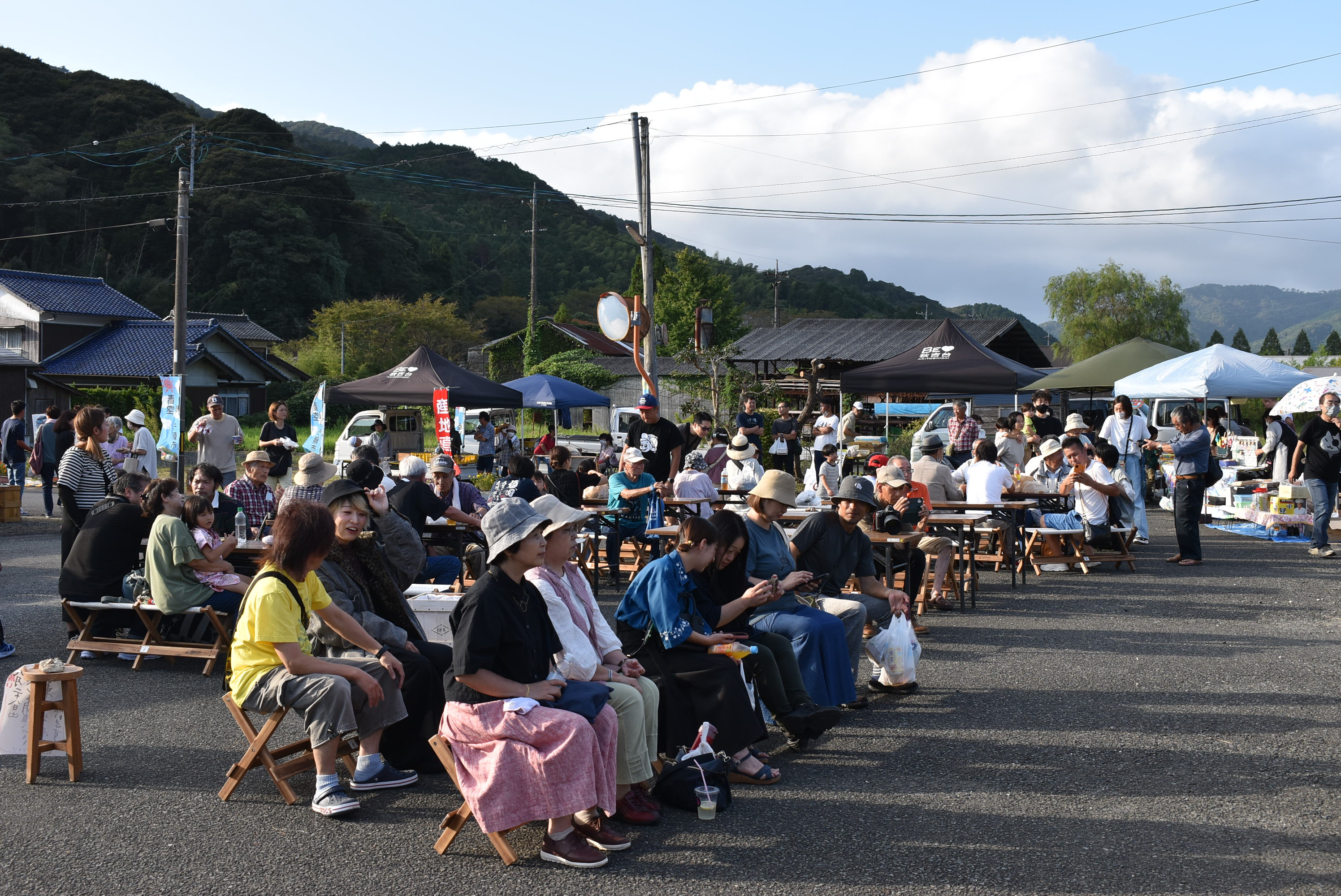 懐かしの歌で盛り上がる会場.JPG