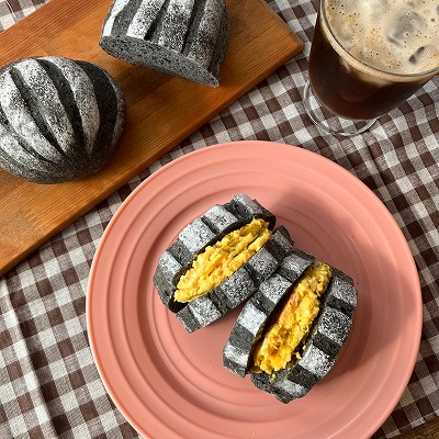 【4、5月のパン】　黒いミルクハース