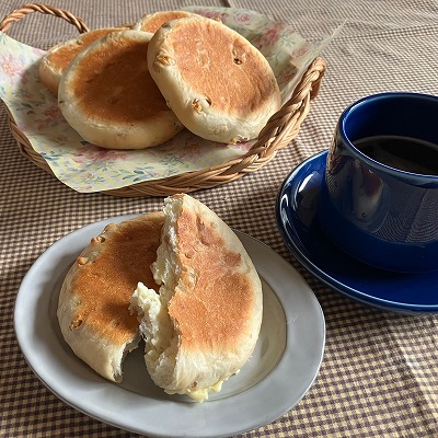 【５、６月のパン】ぺったんこくるみパン