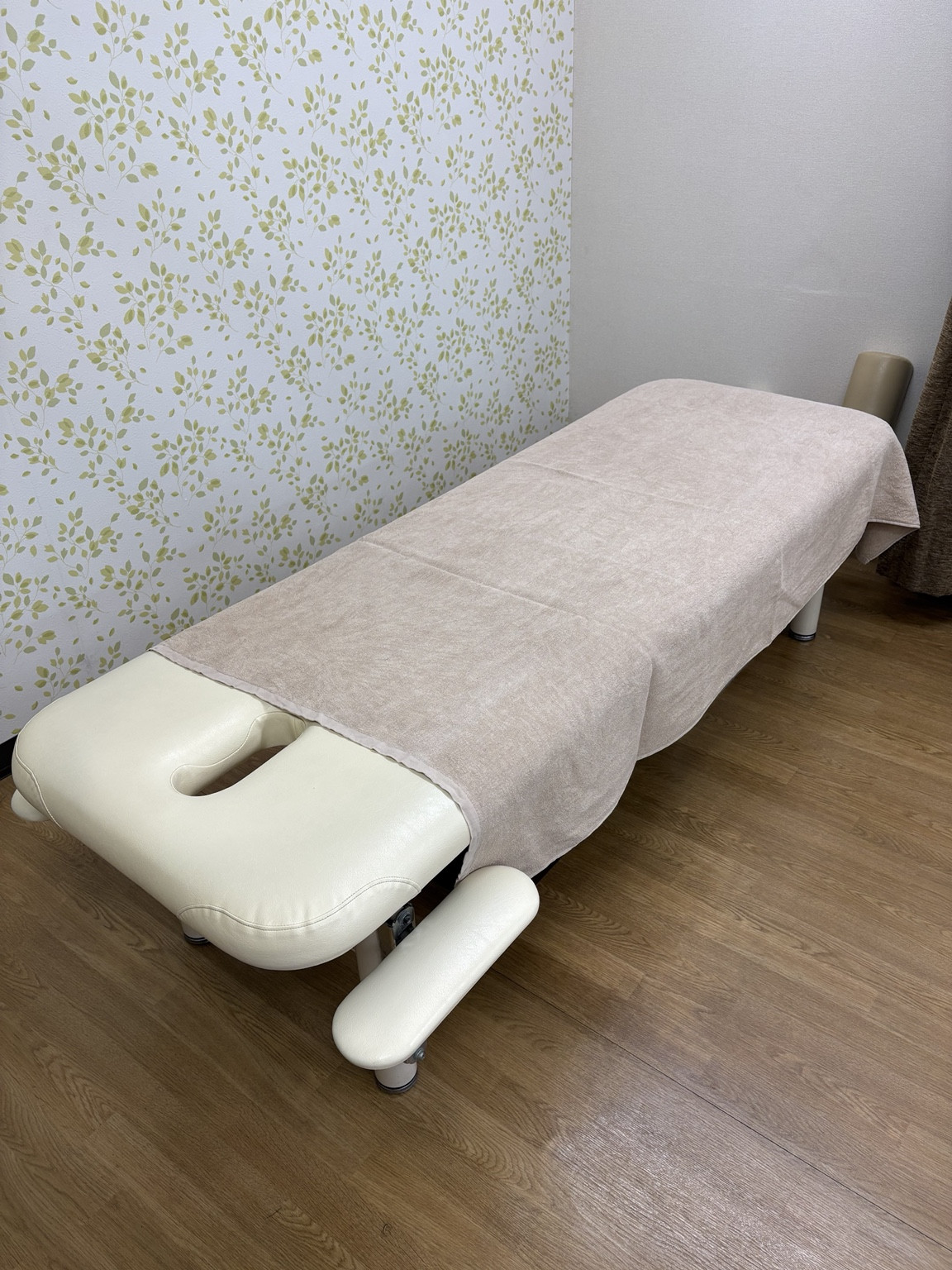 落ち着いて施術を受けられる施術ベッド