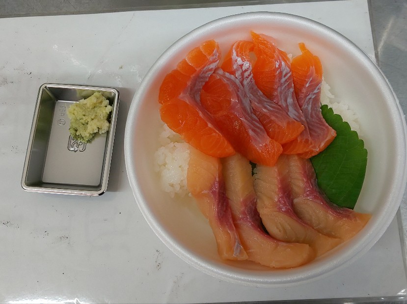 源流丼 富士の介と岩魚の刺身 近江屋 道の駅こすげ