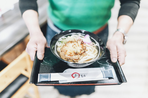 【掲載】コシの強さと深い味わいで人気のうどん.jpg