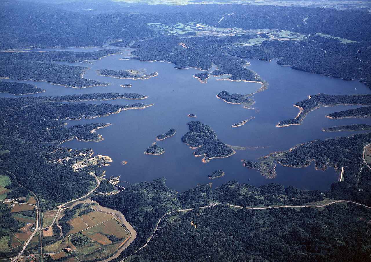 まるで北欧の湖畔にいるような錯覚をもたらす日本最大級の人造湖『朱鞠内湖』
