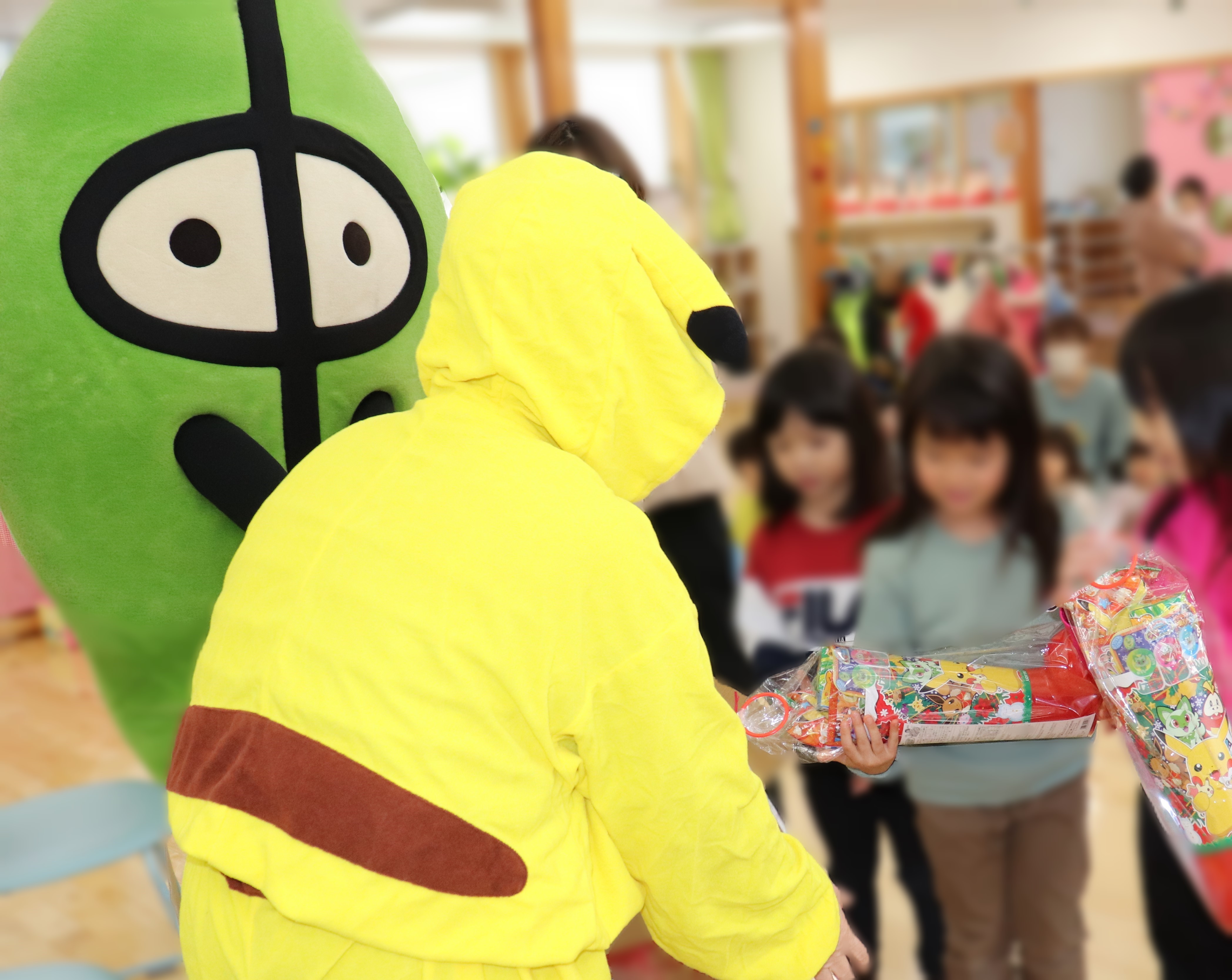 商工会女性部から幼児センターへクリスマスプレゼントを贈りました！