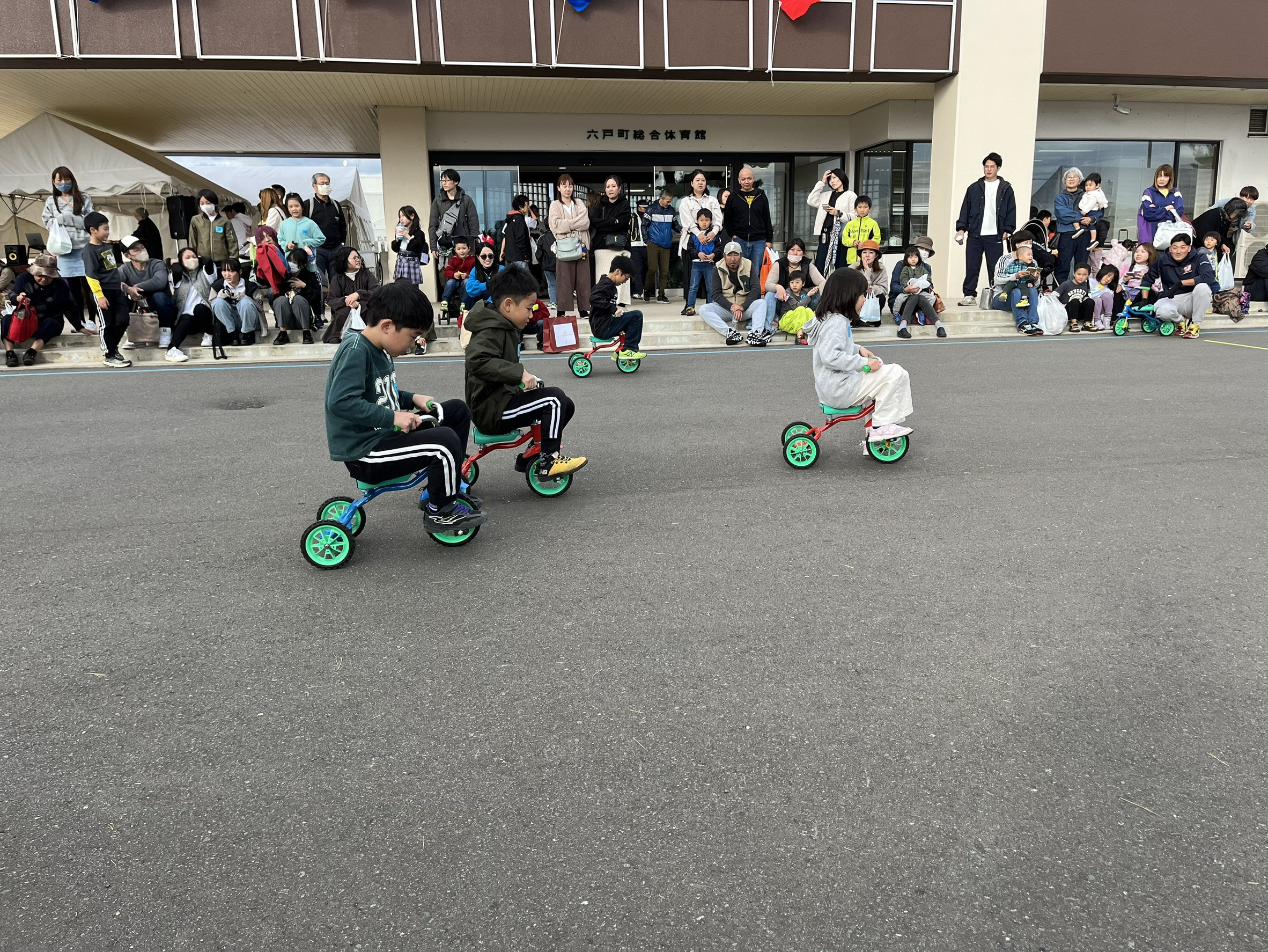 青年部主催　三輪車レース