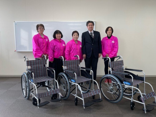 大仙市商工会女性部、車椅子３台を寄贈