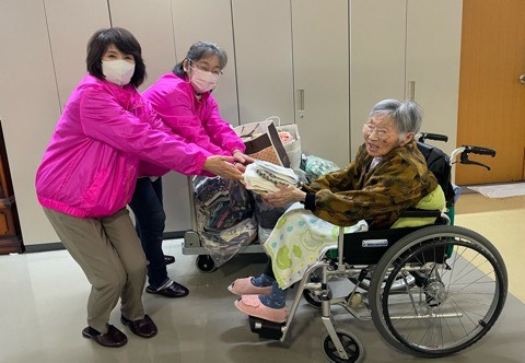 大仙市商工会女性部福祉活動　特別養護老人ホーム「真木苑」へタオル等を寄贈しました