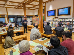 道の駅美郷にて、施設長から説明を受ける参加者.jpg