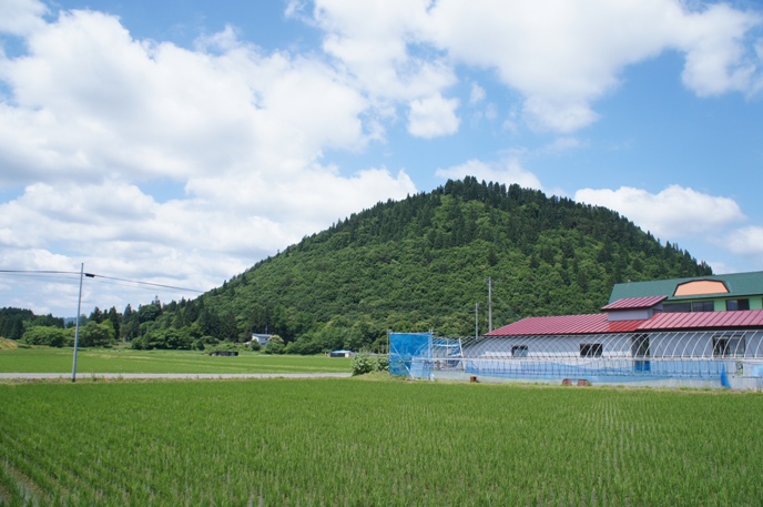 比内町扇田のシンボル「達子森」 麓では商工会が元気に活動中です 