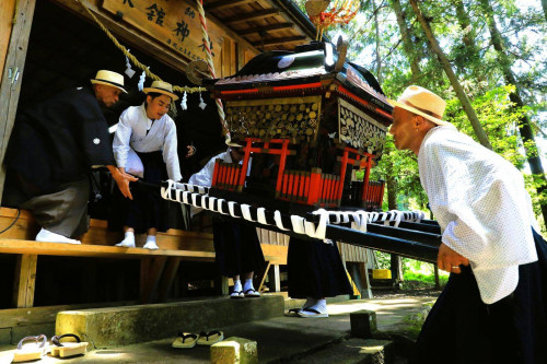 【佳作山鳩賞】14-1神輿も神社で一休み.jpg