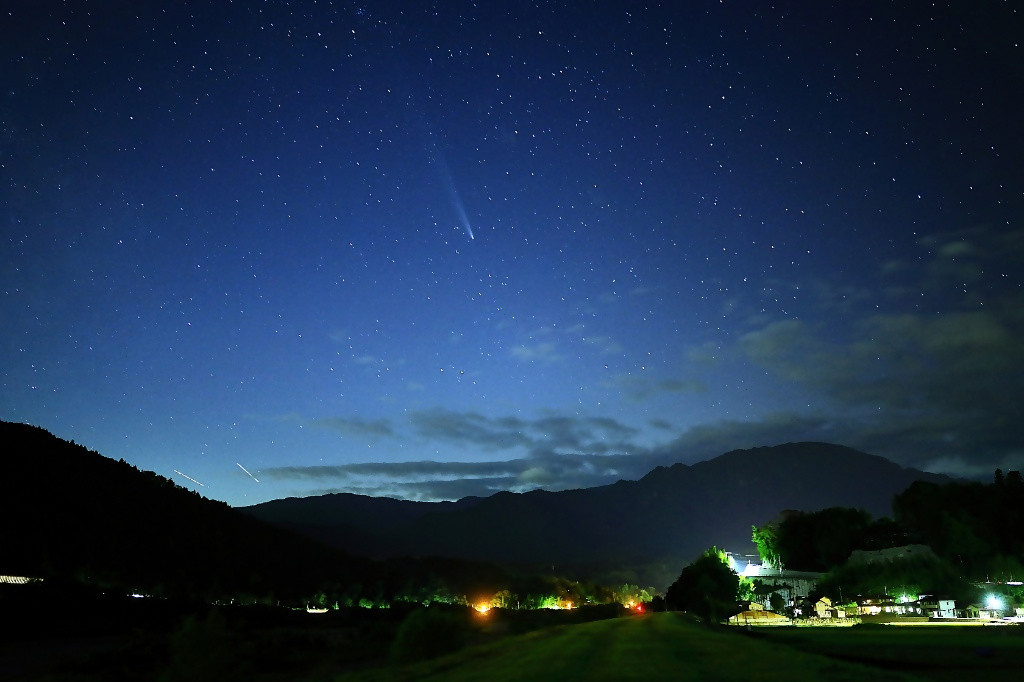 南部町からみたアトラス彗星