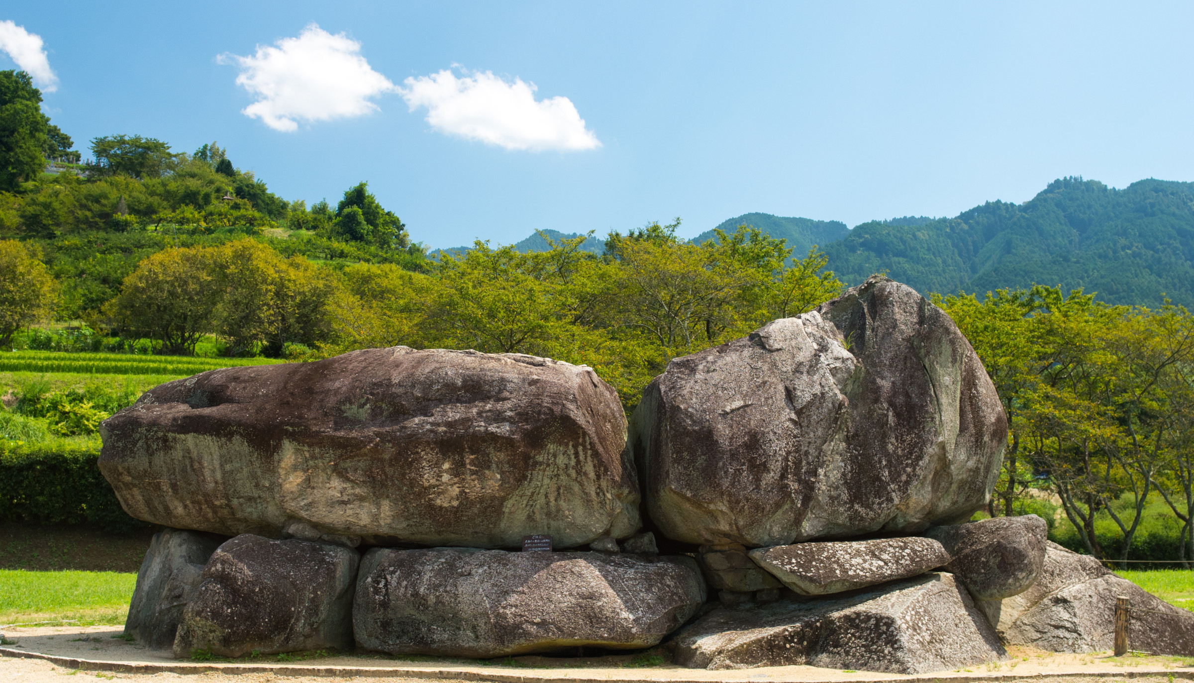 石舞台古墳｜ 巨大な石が語りかける、古墳時代後期の歴史を今に伝える国特別史跡