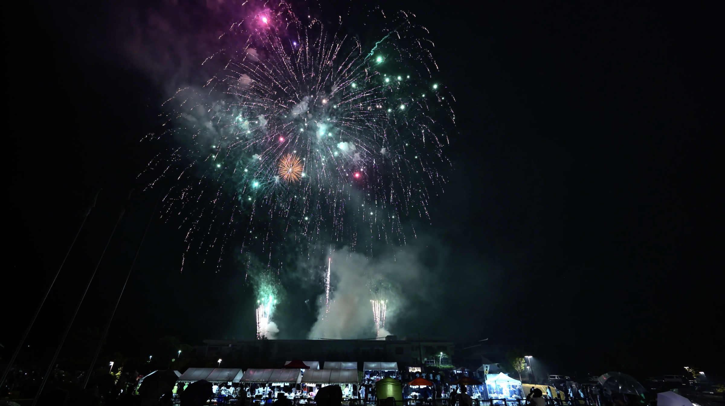 夏の地域イベント｜ 「あすかふるさと夏まつり」では、大輪の花火が夜空を彩り、夏の思い出を鮮やかに刻む／Photography: 三弦