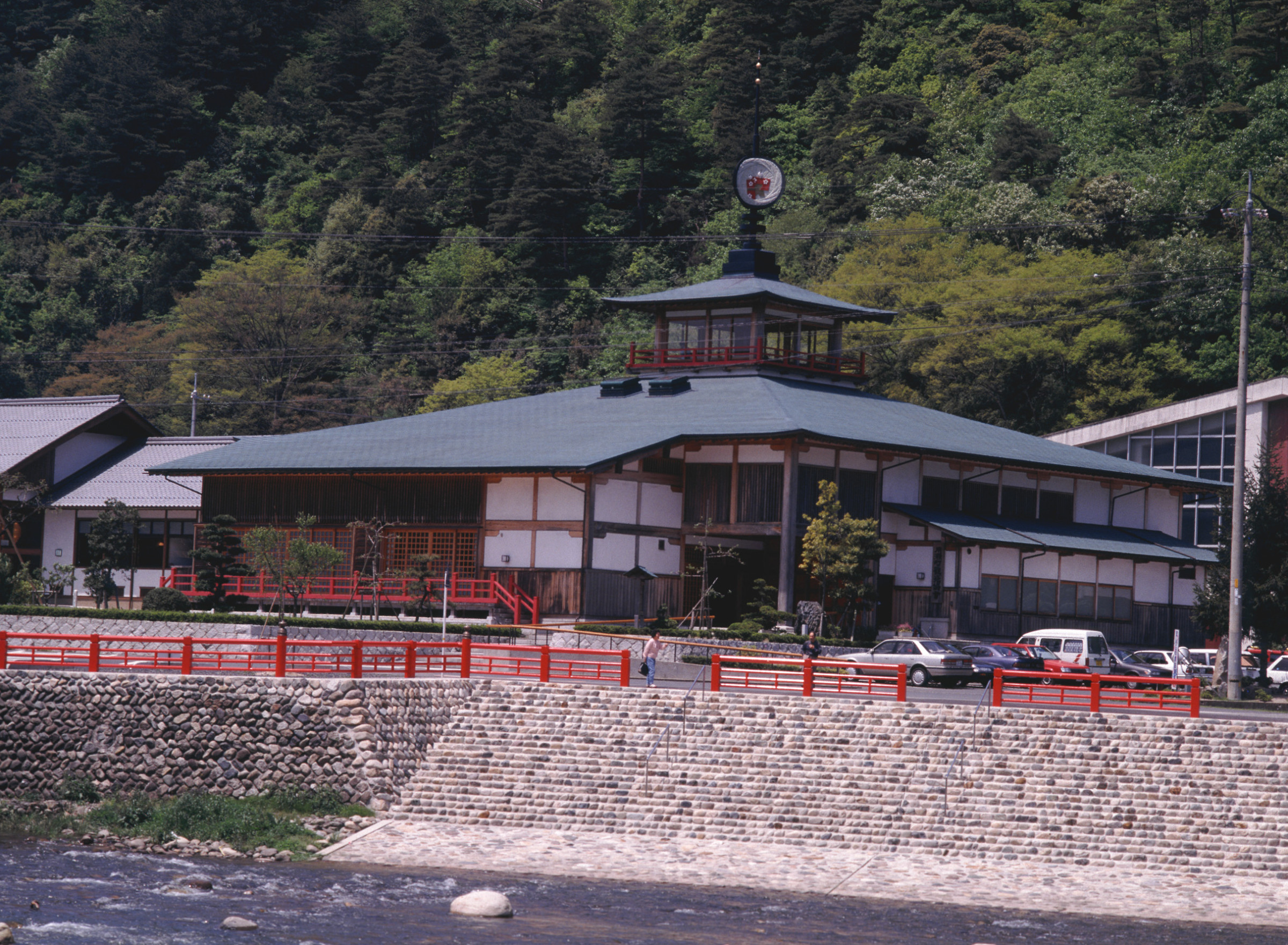 もちがせ流しびなの館