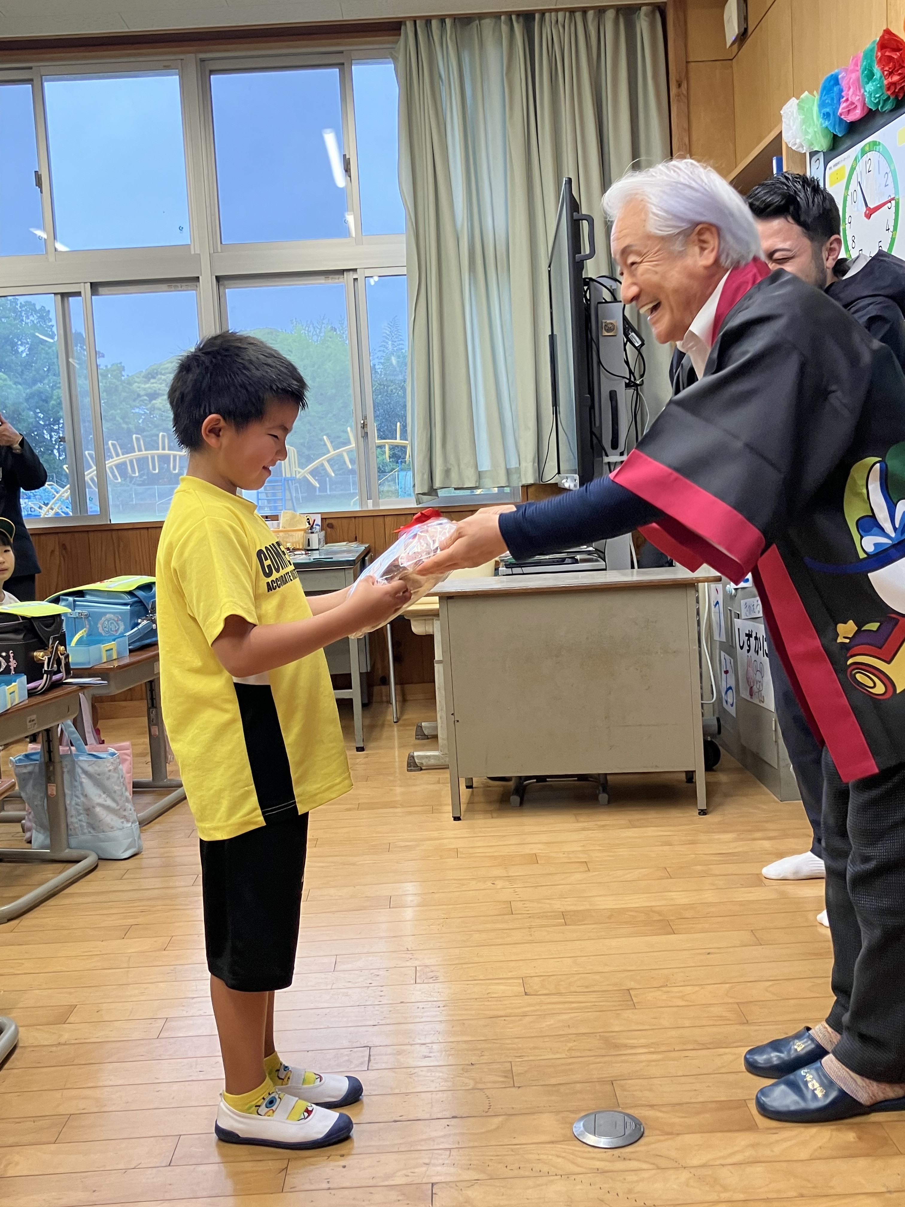 小学1年生への「交通安全お守り」贈呈式