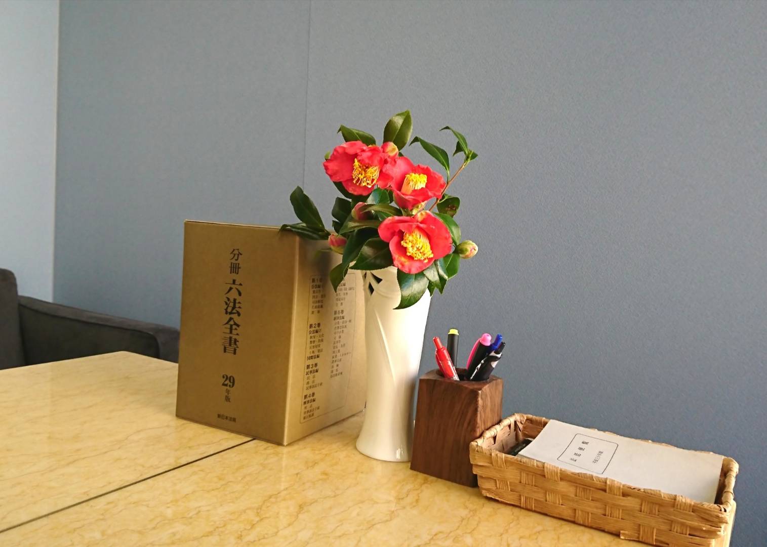 当事務所のシンボル、つばきの花です
