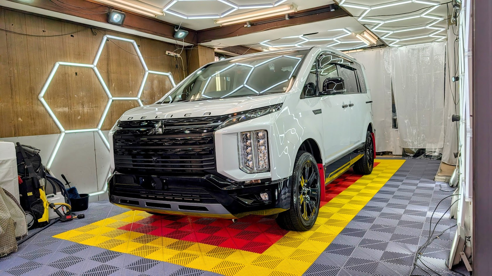 三菱・デリカD5(新車コース)　ガードグレイズ施工　東京都武蔵野市からお越しいただきました