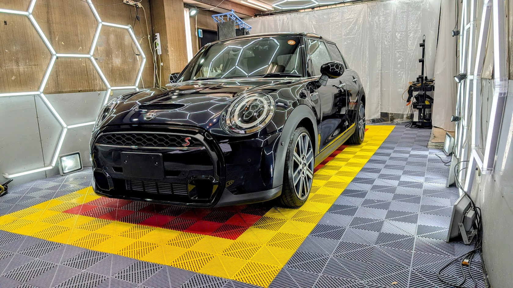 MINI・COOPER(経年車コース)　G’ZOXガードグレイズ、ホイールコート、未塗装樹脂パーツコート　東京都練馬区からお越しいただきました