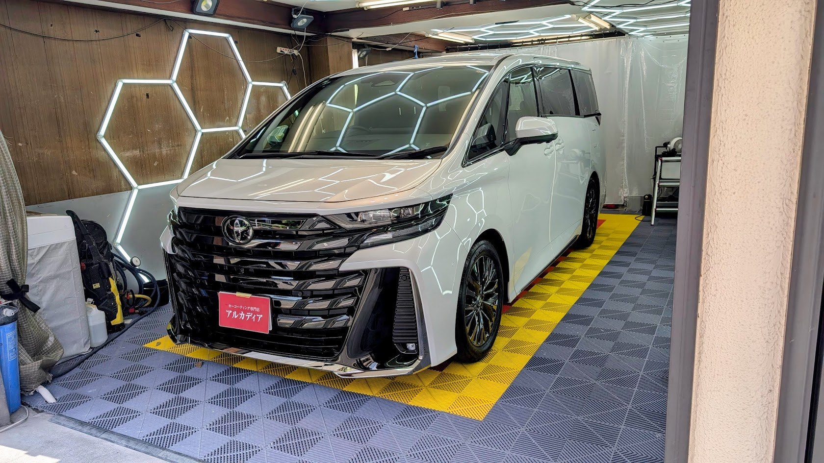 トヨタ・ヴェルファイア(2年目再施工)　アンビエント、ホイールコート　東京都練馬区からお越しいただきました