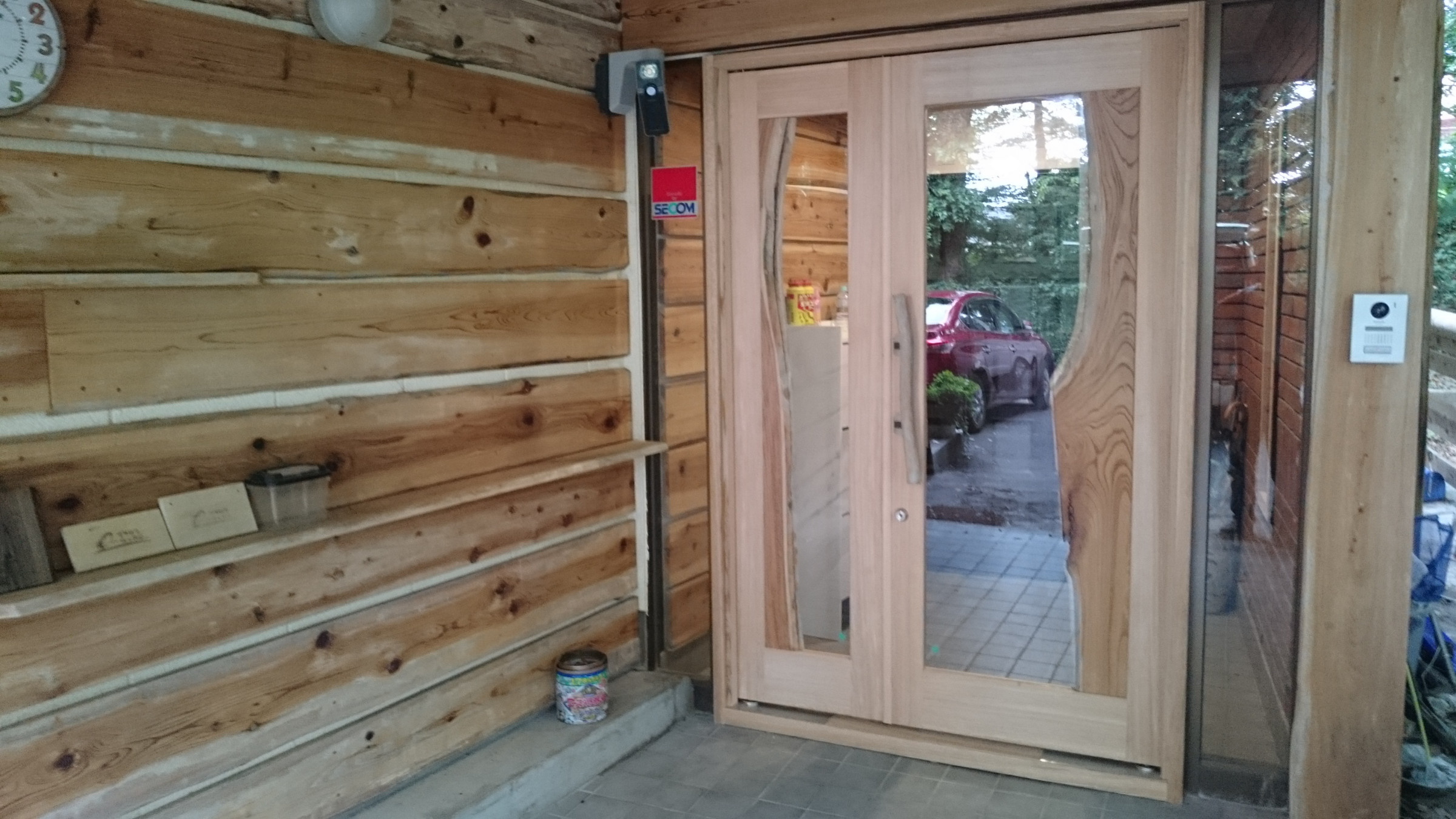 檜材にケヤキの板を組み込んだ玄関ドアです。アルミサッシからの交換工事です。