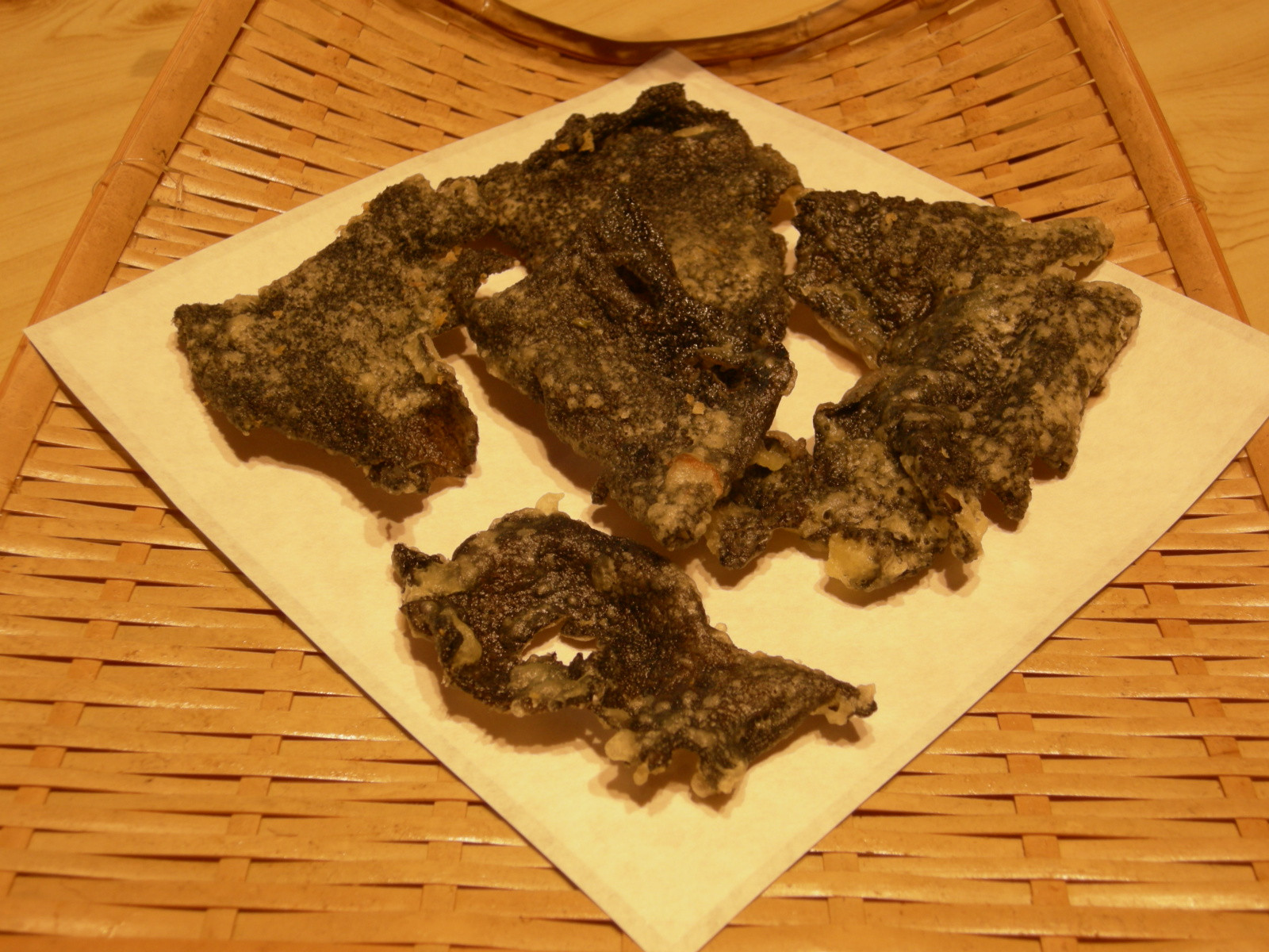 岩茸の天ぷらは、独特の食感でやみつきになります。
