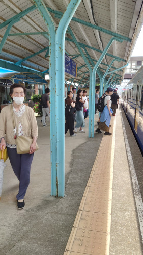 土曜日のあわら湯の町駅の賑わい